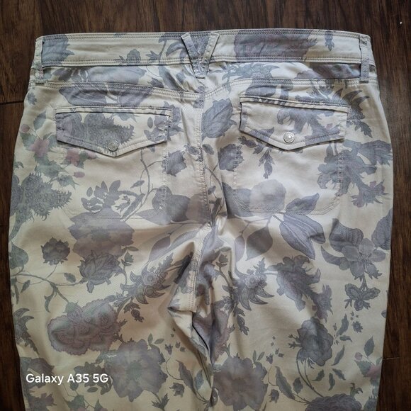 Chicos Floral Capri Pants Size 2 Beige Gray Stretch Cotton Blend Womens Casual W - Picture 5 of 10